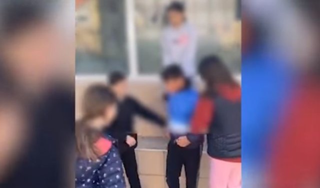  VIDEO Băiat bătut crunt, cu pumnii și picioarele, de mai multe fete, la o școală din Argeș