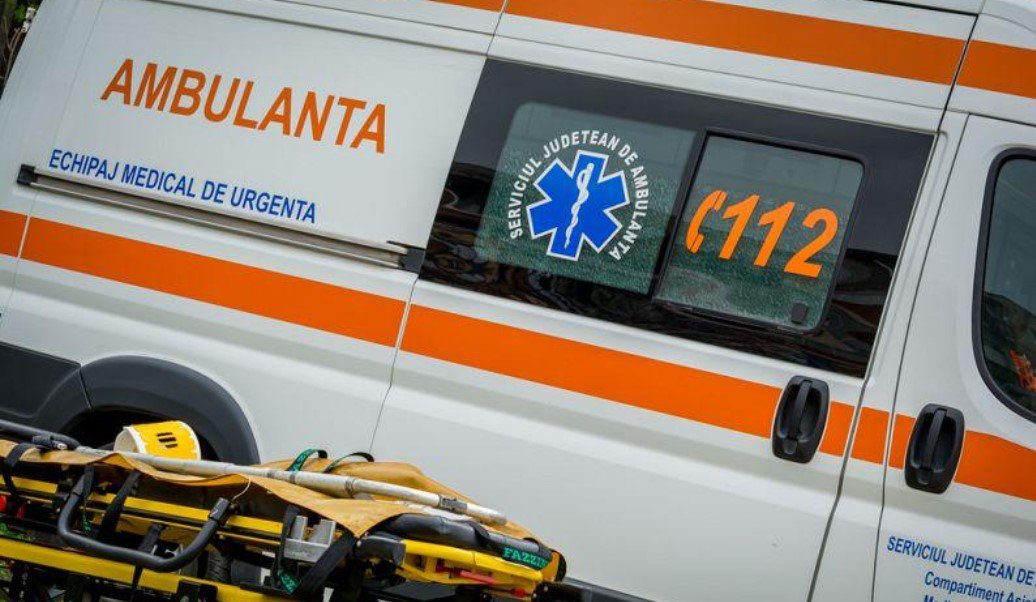  Două maşini s-au izbit violent pe o stradă în municipiul Roman: trei copii au fost răniţi
