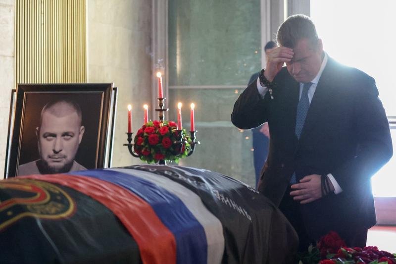  Sute de persoane, inclusiv Prigojin, au participat la funeraliile bloggerului militar ucis Vladen Tatarski