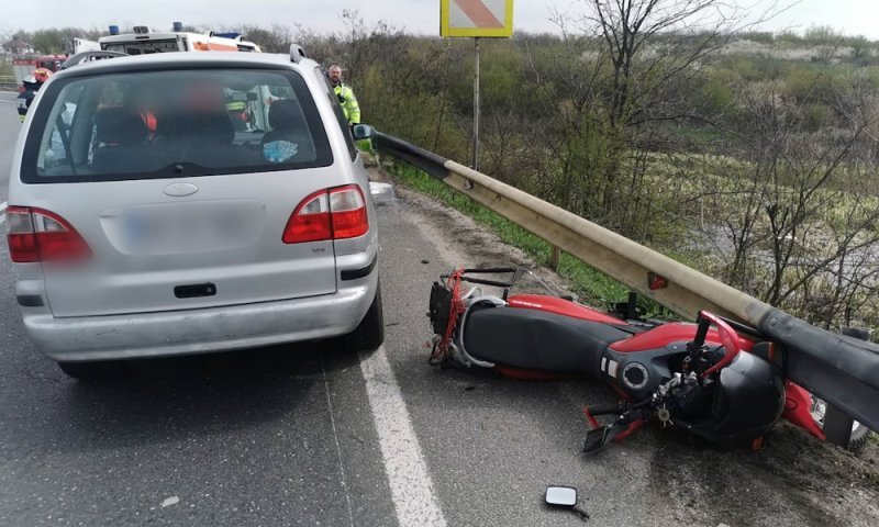  Un motociclist în vârstă de 24 de ani s-a izbit violent de un autoturism