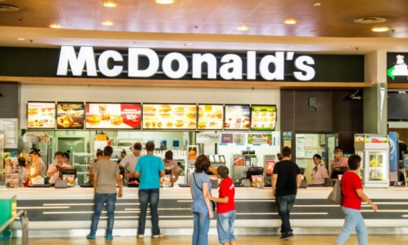  Vor fi afectati si salariatii din Iasi? McDonald’s reduce pachetele salariale pentru unii angajaţi