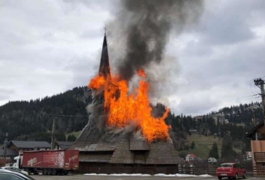  Biserica de lemn în stil maramureşean din Parohia Borşa Complex a ars în totalitate, în ziua Floriilor