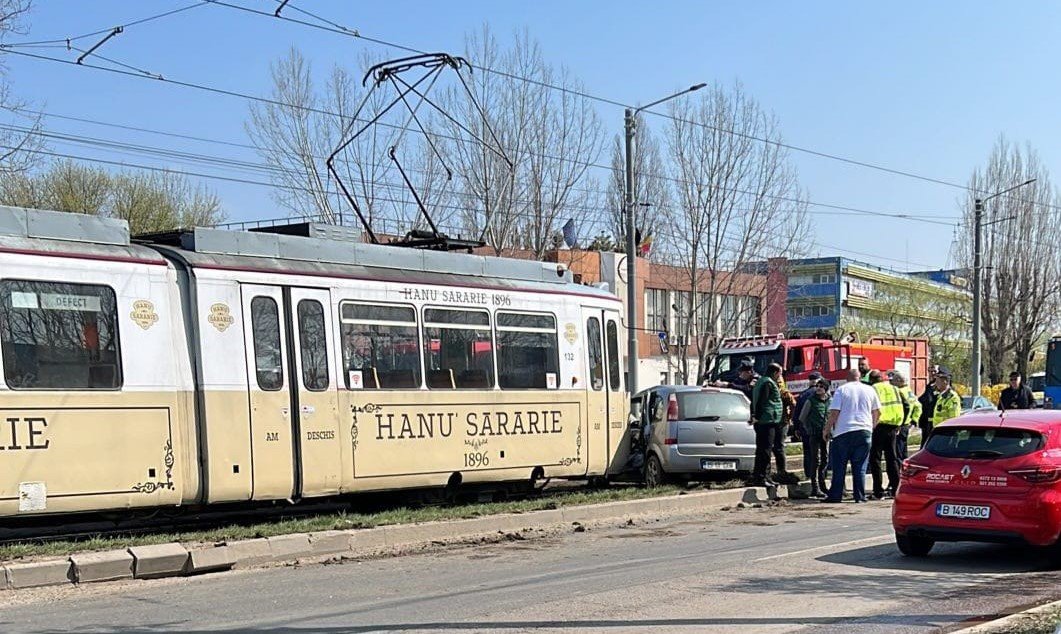  Mașină lovită de tramvai pe Calea Chișinăului