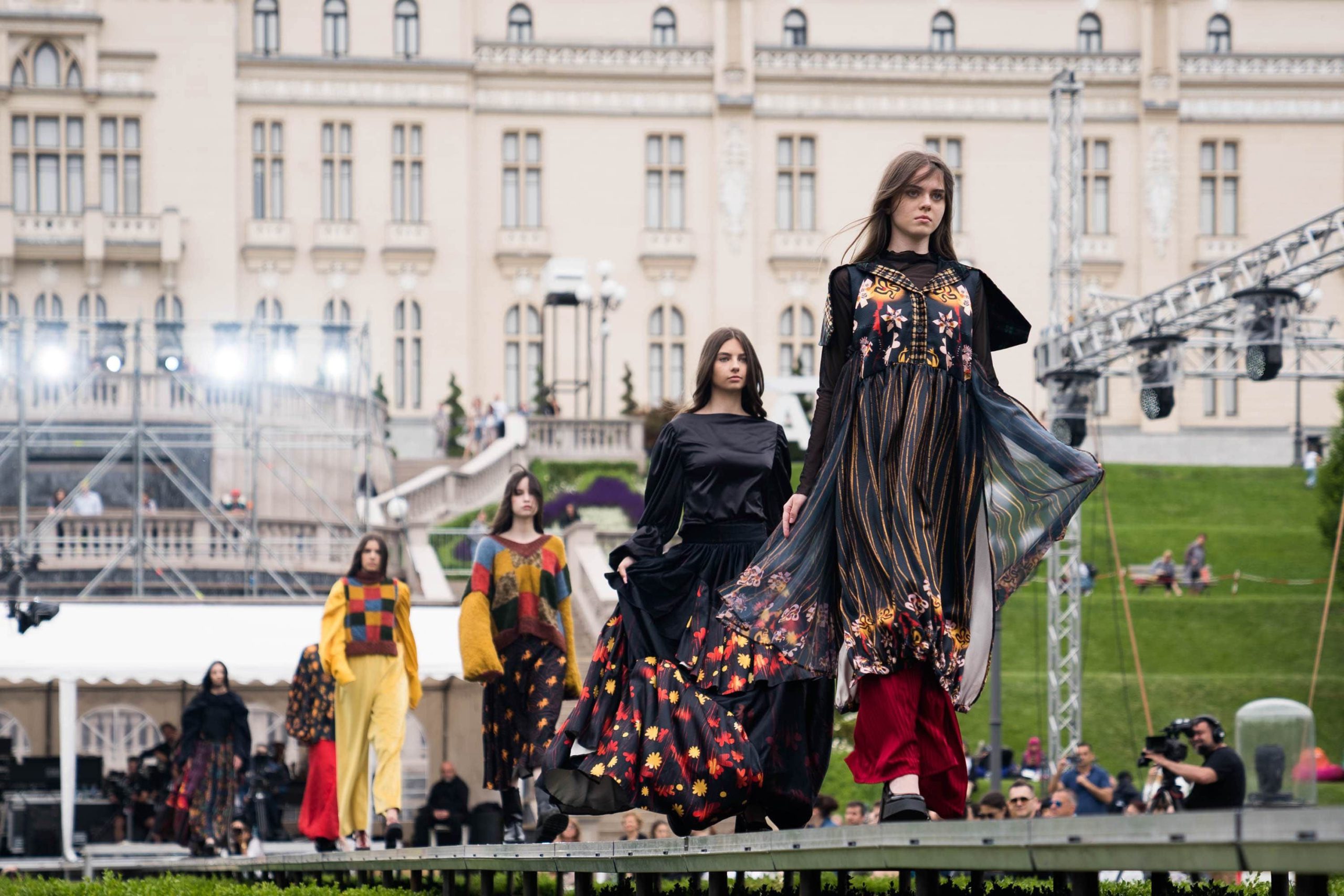  Zeci de designeri, 50 de show-uri de modă, cel mai spectaculos catwalk din țară, expoziții, artiști internaționali și o premieră, la Romanian Fashion Week. Evenimentele vor avea loc în parcul Palas.