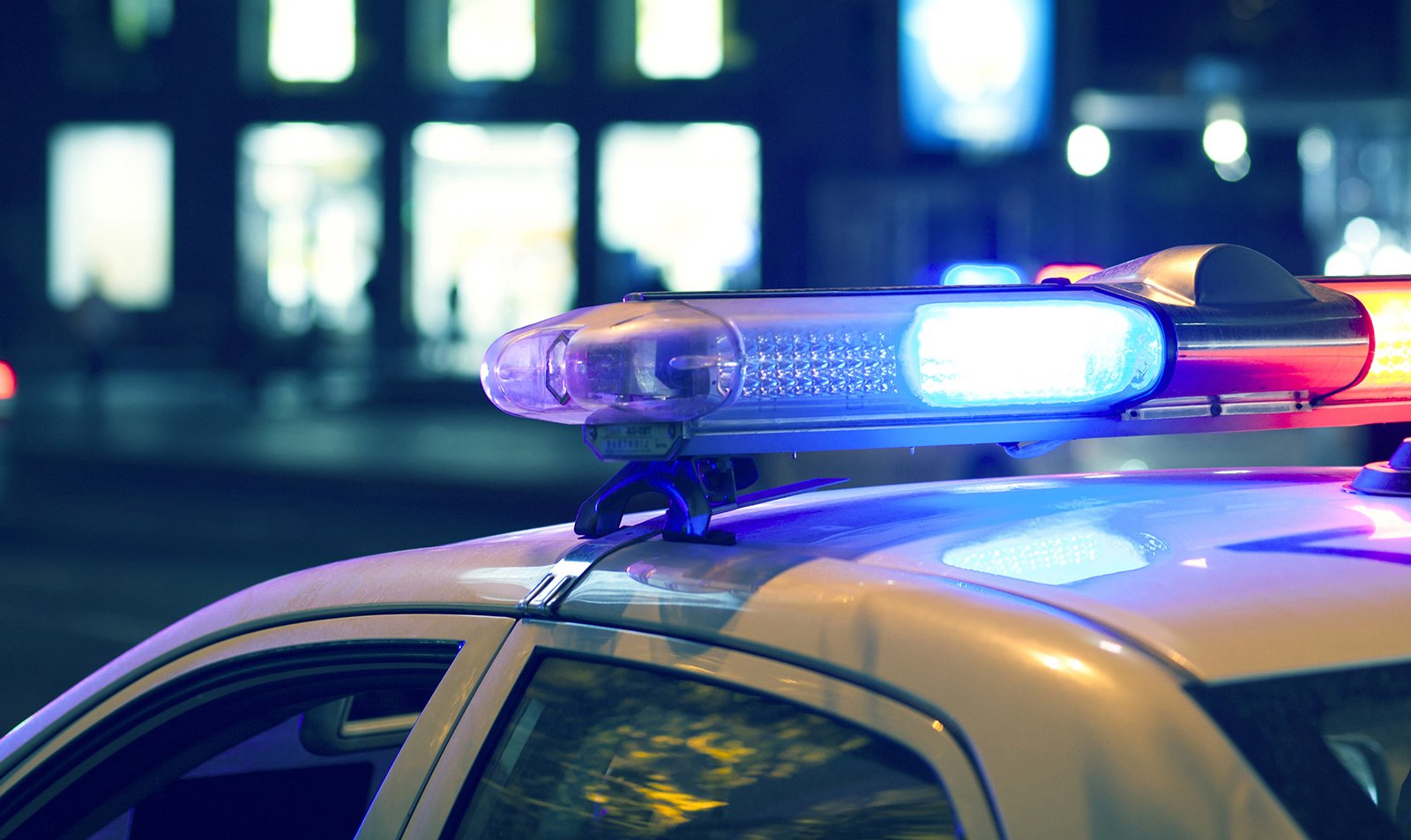  Un fals poliţist, la volanul unui BMW cu girofar, a fost prins după ce a tras pe dreapta un poliţist adevărat