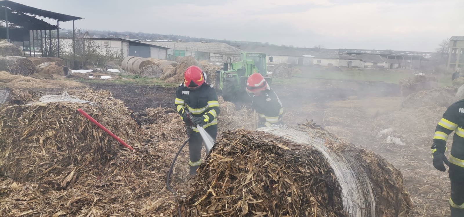  VIDEO: Un depozit de furaje de la o fermă din Heleșteni a fost cuprins de flăcări