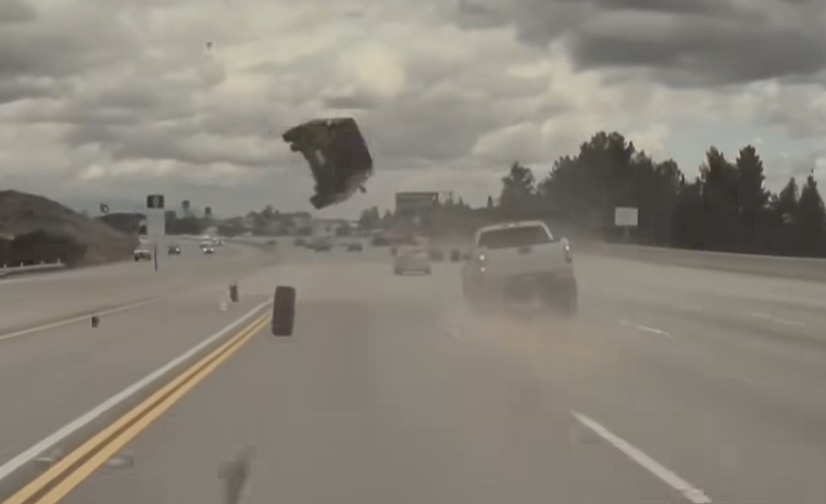 VIDEO Cascadorie auto nedorită. Mașină aruncată în aer de un cauciuc de la alt șofer