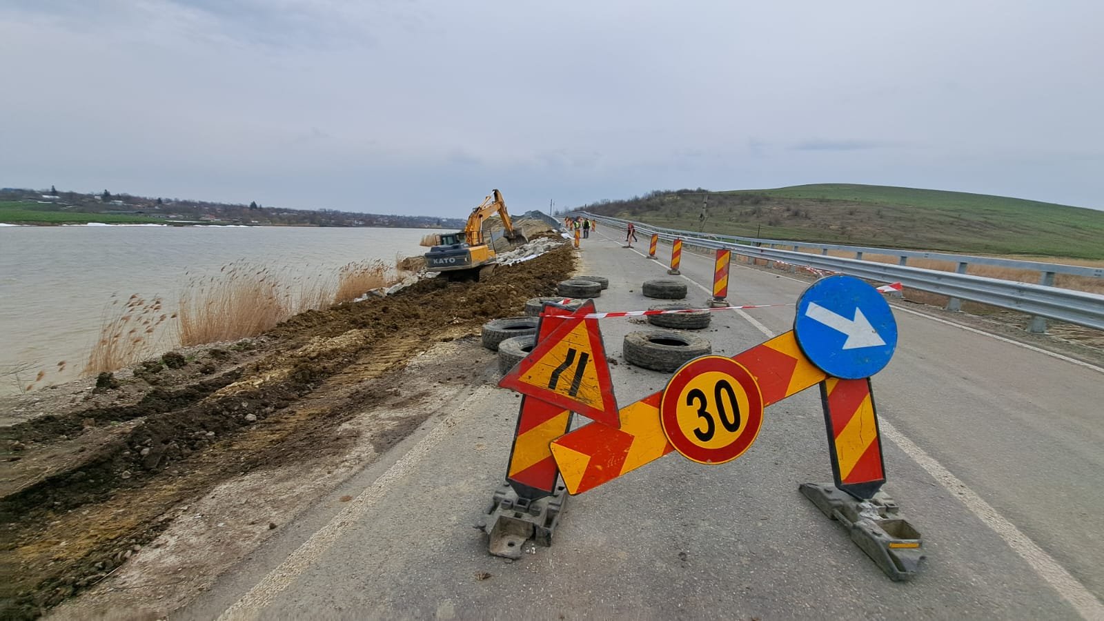  Politică şi asfalt: iată şoseaua care se prăvale în lac! Cât ne va ţine Axa rutieră Iaşi-Suceava?