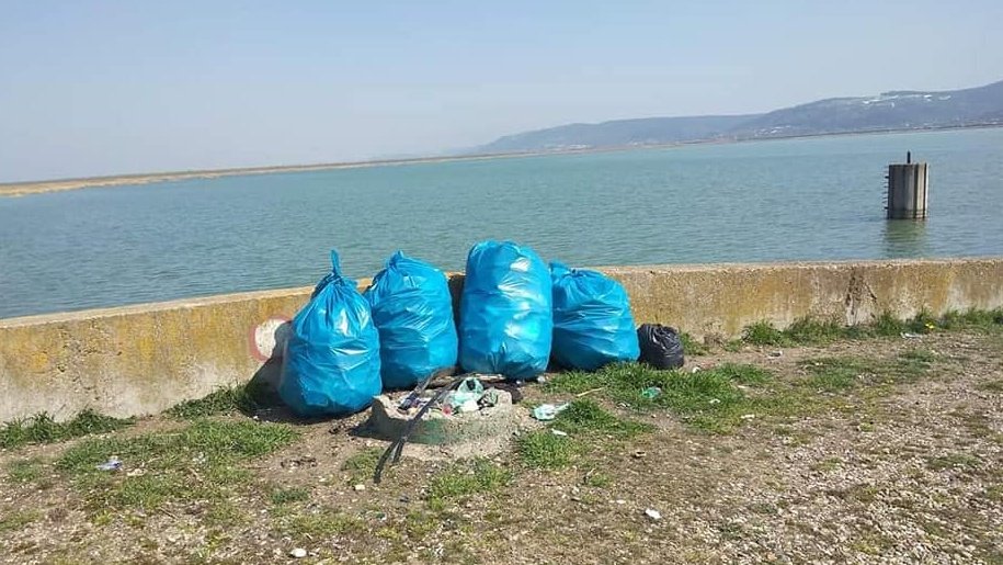  FOTO: Un băcăuan și-a luat cei trei copii și a făcut curățenie pe digul de la Galbeni