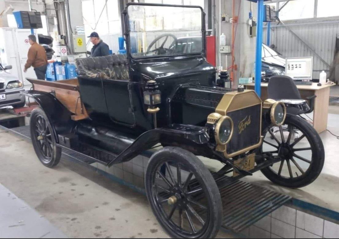  FOTO: Surpriză de proporţii la RAR Iaşi: Ford model T din 1914, adus pentru verificare şi omologare