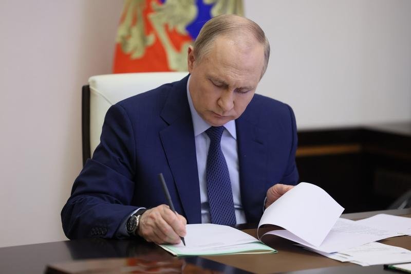  Putin a semnat o lege menită să-i împiedice pe ruşi să se sustragă de la încorporare