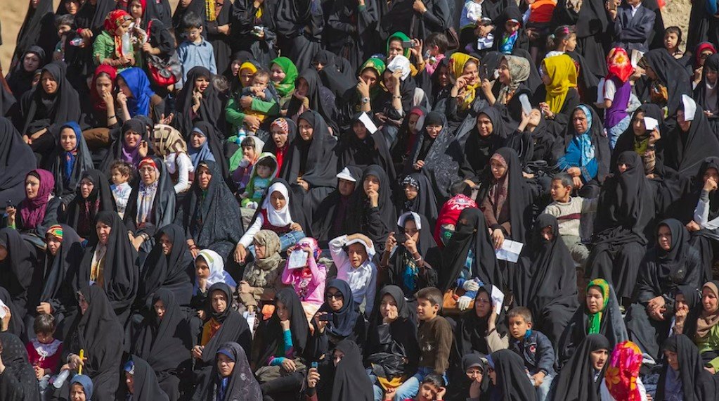  Iranul anunţă măsuri penale împotriva persoanelor care încurajează femeile să nu poarte vălul islamic