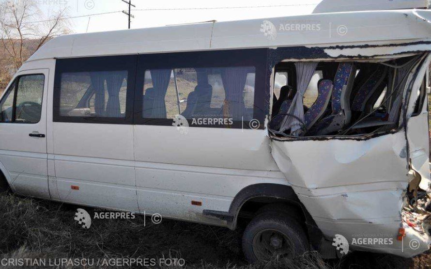  Microbuz plin cu migranţi implicat într-un accident mortal în urma căruia cinci persoane şi-au pierdut viaţa
