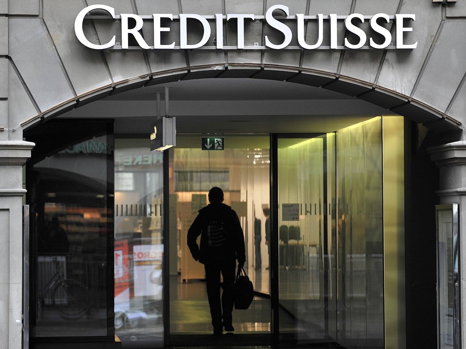  Analiştii cred că salvarea de urgenţă a băncii Credit Suisse a zdruncinat încrederea în Elveţia