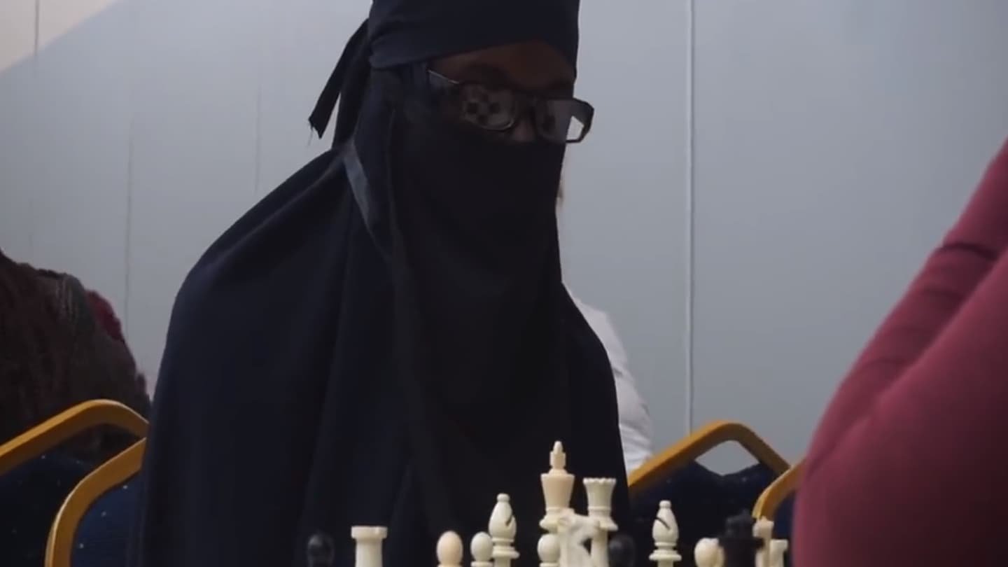  Un bărbat, purtând niqab, a participat la o competiţie feminină de şah. Cum a fost dat de gol?