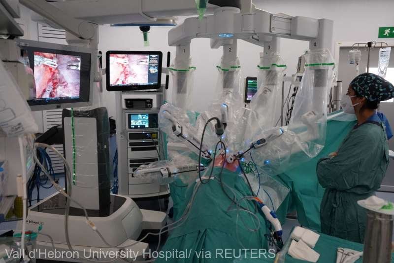  Un spital din Spania a realizat un transplant pulmonar cu ajutorul unui robot cu patru braţe