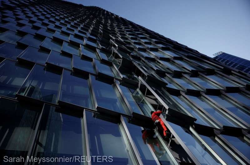  ”Spidermanul francez” a escaladat un zgârie-nori din Paris pentru a protesta faţă de noua lege a pensiilor
