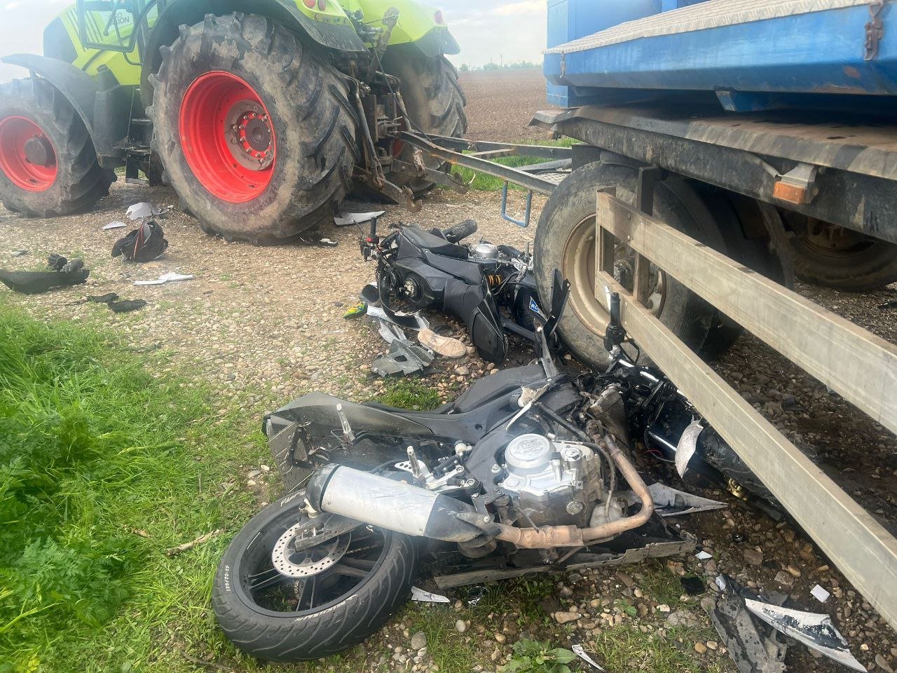  Un tractor s-a izbit violent de două motociclete. Doi adolescenţi de 17 ani au ajuns la spital
