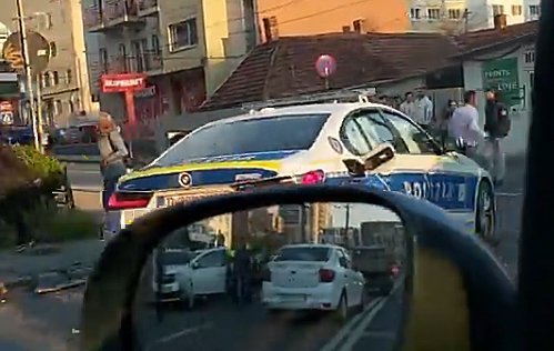  FOTO BMW nou nouț al Poliției, implicat într-un accident cu mai multe mașini în Cluj. Doi polițiști au ajuns la spital