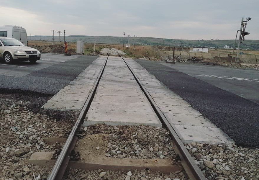  În sfârșit, se repară groaznica trecere peste calea ferata de pe DN 28, spre Tomeşti. În weekend va fi gata