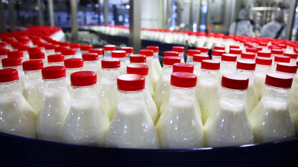  O veste bună: se ieftinește laptele la raft cu 20%