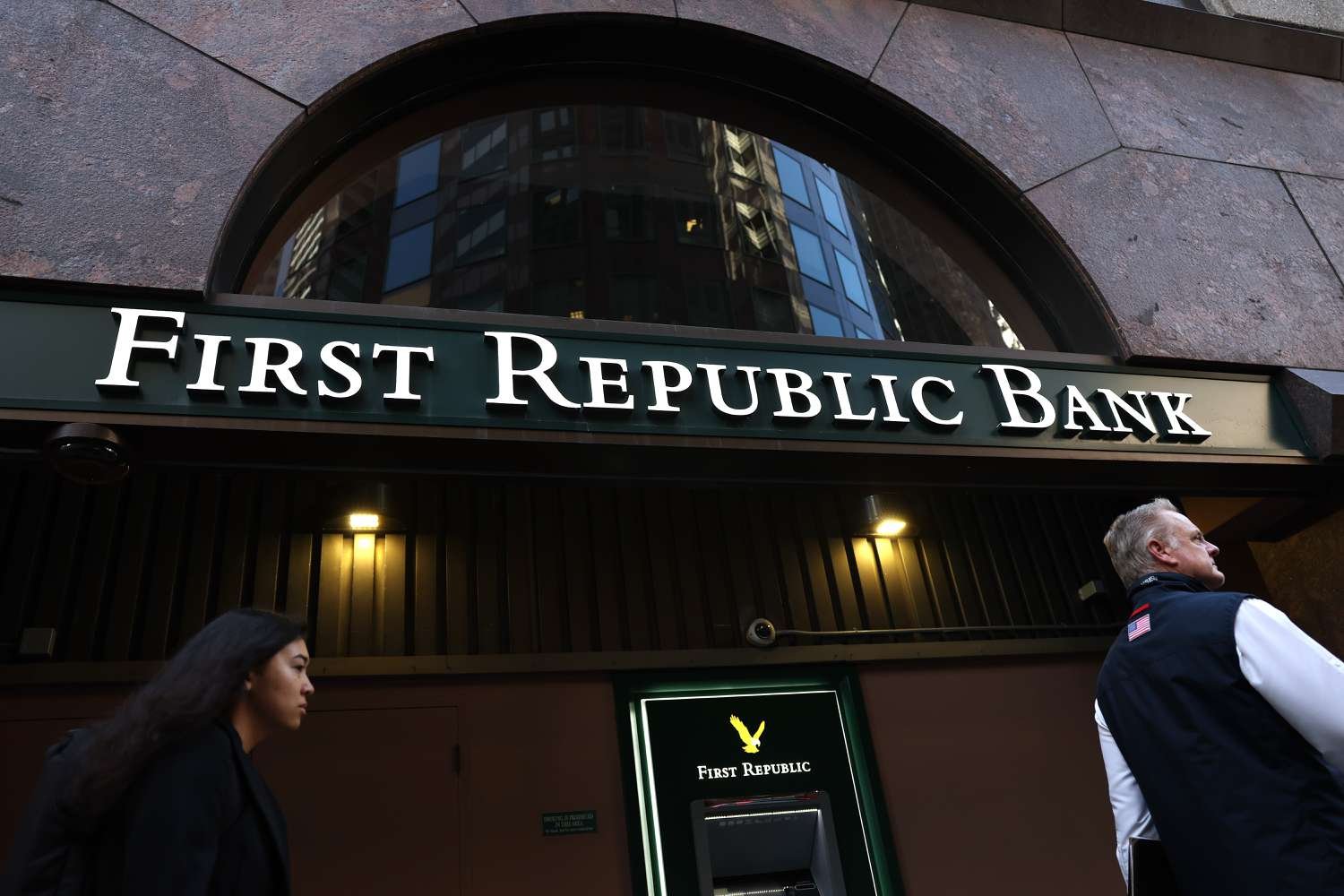 Încă o bancă americană se îndreaptă spre faliment. Acţiunile First Republic au scăzut vineri cu 50% şi au fost suspendate