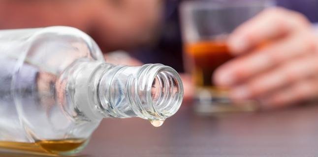  Atenţie la băuturile contrafăcute! Un ieşean de 45 de ani e la un pas de moarte, iar medicii încă nu ştiu ce băutură a consumat