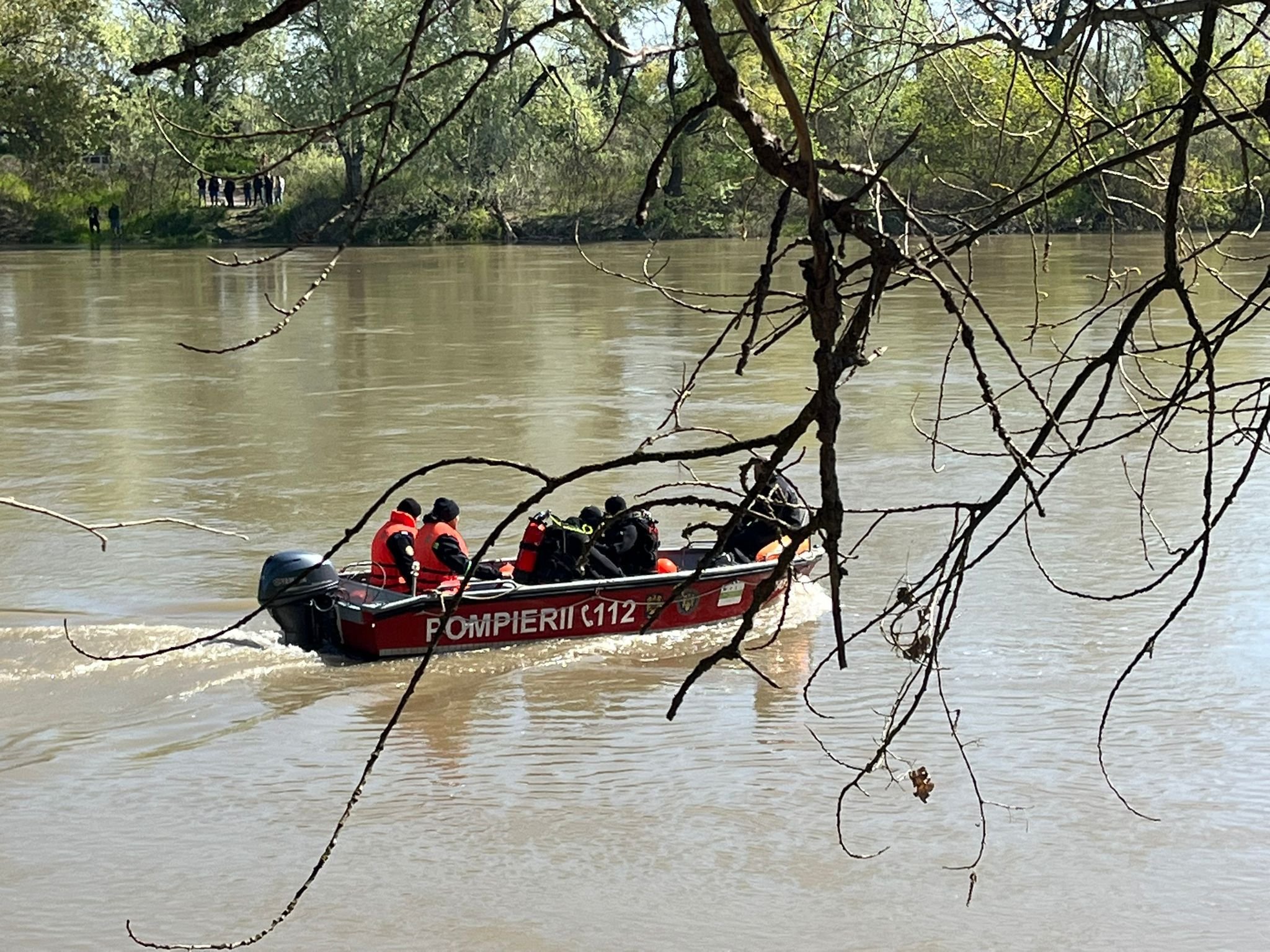  Cazul bărcii răsturnate în râul Mureş – O nouă zi de căutări cu zeci de pompieri şi cinci scafandri