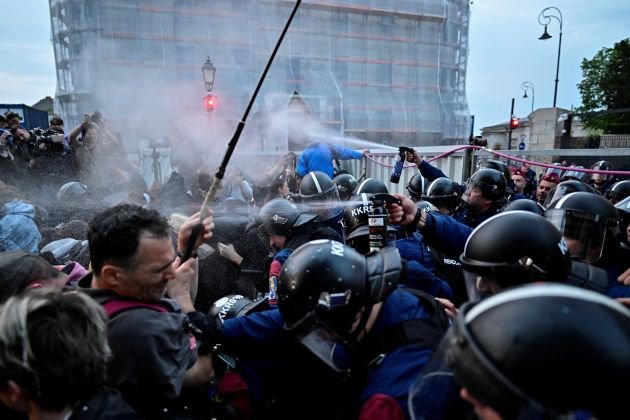  Poliţia a tras cu gaze lacrimogene în adolescenţi care protestau faţă de reformele lui Viktor Orban