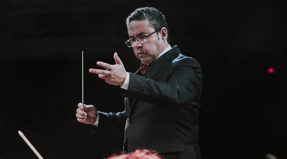  Un dirijor brazilian, venit la Iaşi pe banii Operei, pleacă, după ce orchestra a făcut scandal că nu ştie partitura