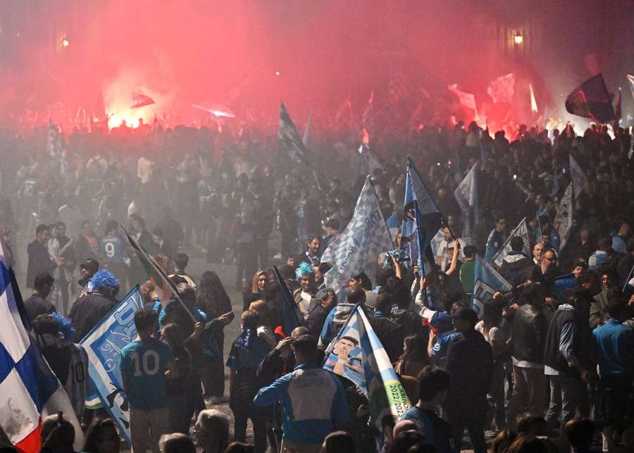  Bucuria fanilor SSC Napoli, care au sărbătorit frenetic câştigarea tilului în Seria A, s-a încheiat în lacrimi