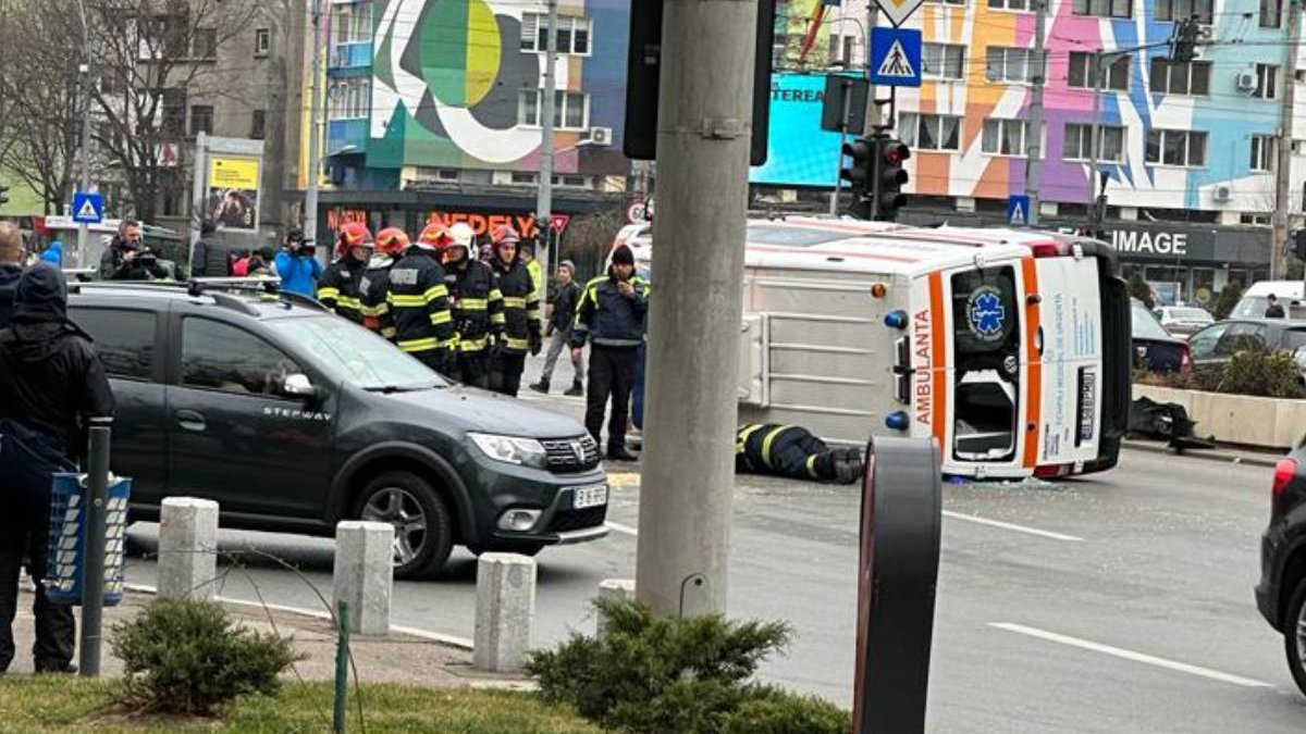  O ambulanţă care transporta o gravidă la spital, răsturnată după ce a fost lovită de un autoturism într-o intersecţie din Bucureşti