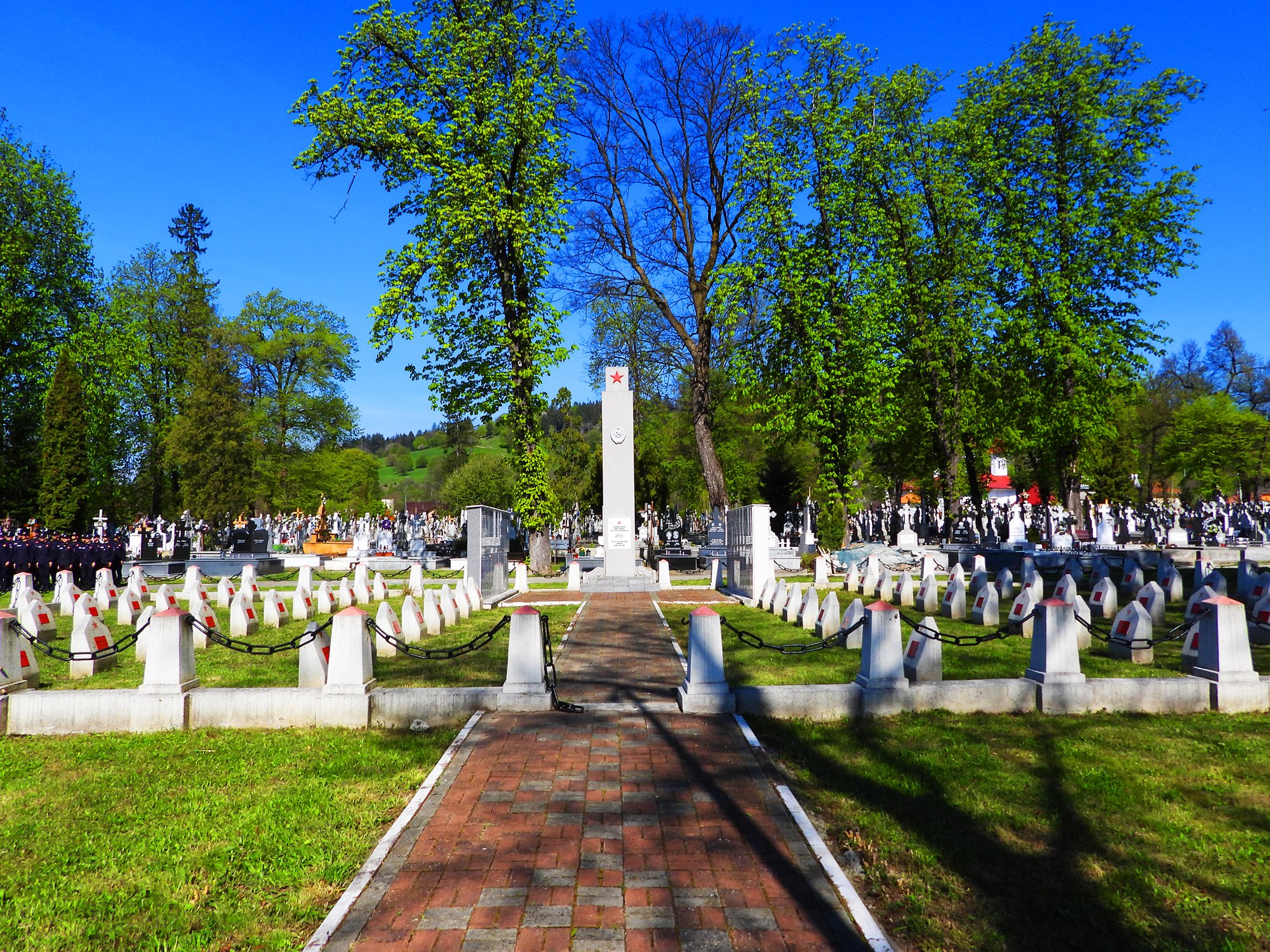  Zona cu eroi ruşi din Cimitirul Eroilor de la Piatra-Neamţ strălucește, cea cu eroi români  lăsată în paragină