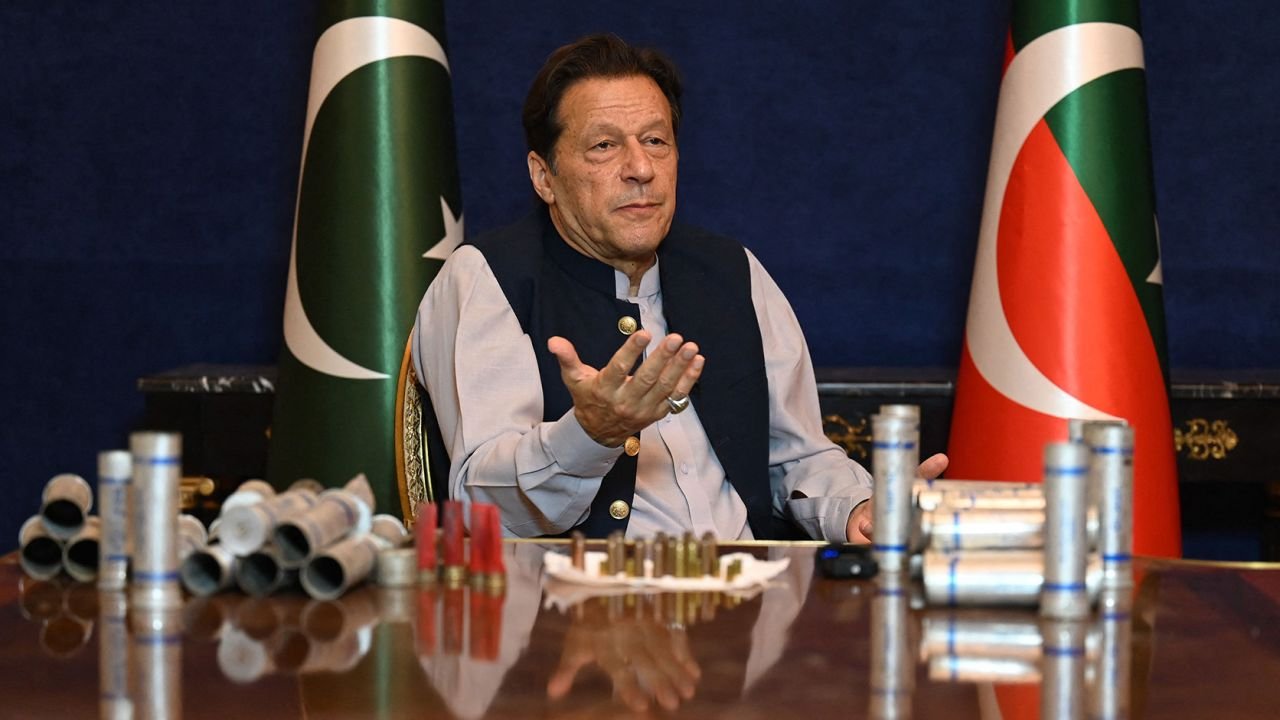  Fostul premier pakistanez Imran Khan, arestat într-un caz de corupţie