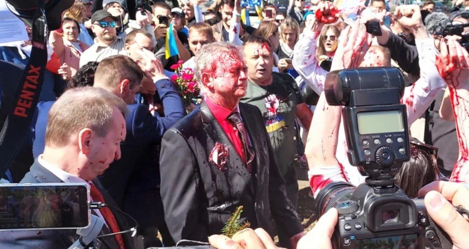  Serghei Andreev, ambasadorul Rusiei în Polonia, a fost stropit pe faţă cu vopsea roşie