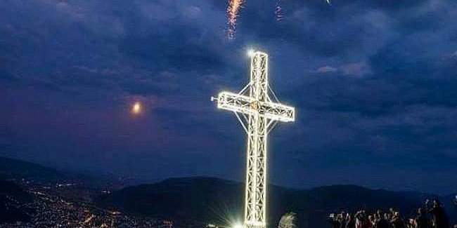  Cea mai mare cruce din ţară, la câteva zeci de kilometri de Iași