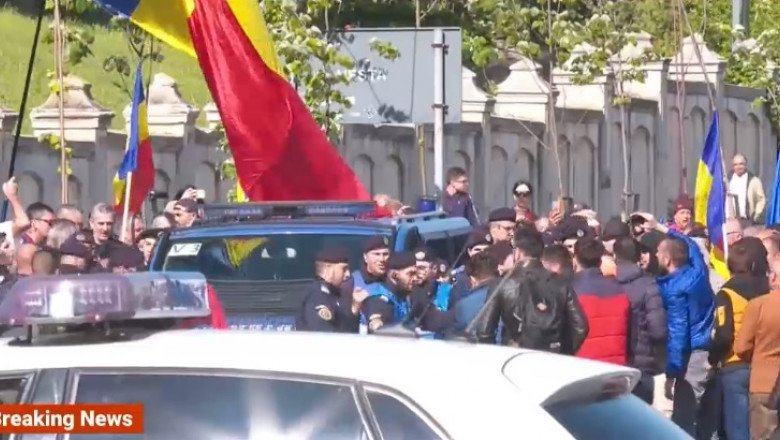  Protest AUR violent în București. Parlamentari agresați, intrare forțată cu gloanțe.  „Aveți noroc că și-au lăsat toți cuțitele acasă”