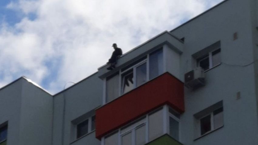  Un bărbat s-a aruncat de la etajul 10, înainte să ajungă negociatorii. A murit pe loc