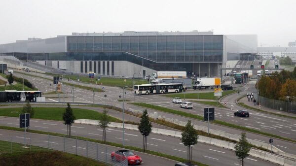  Doi morţi într-un atac armat într-o fabrică Mercedes din Germania