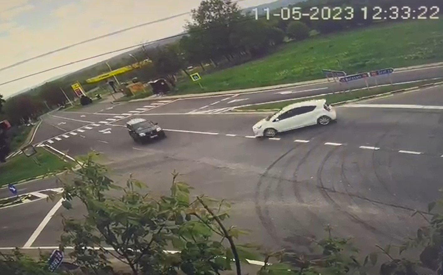  VIDEO – Două autoturisme implicate într-un grav accident rutier: şase persoane au ajuns la spital