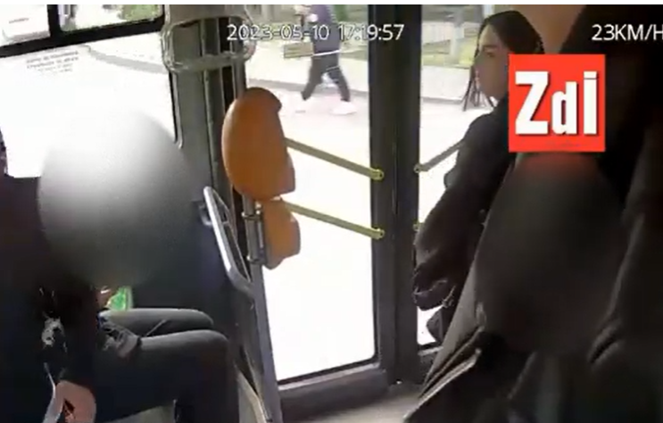  VIDEO Bătaie într-un autobuz din Iași pentru o fată