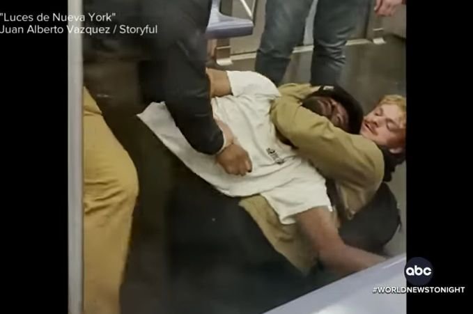  VIDEO – Un puşcaş marin ucide un imitator al lui Michael Jackson în metroul din New York