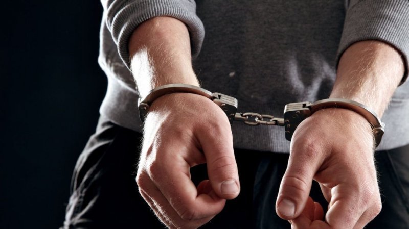  Bărbat care a vrut să întreţină relaţii sexuale cu o fată de 15 ani, într-un imobil din Turda, arestat preventiv