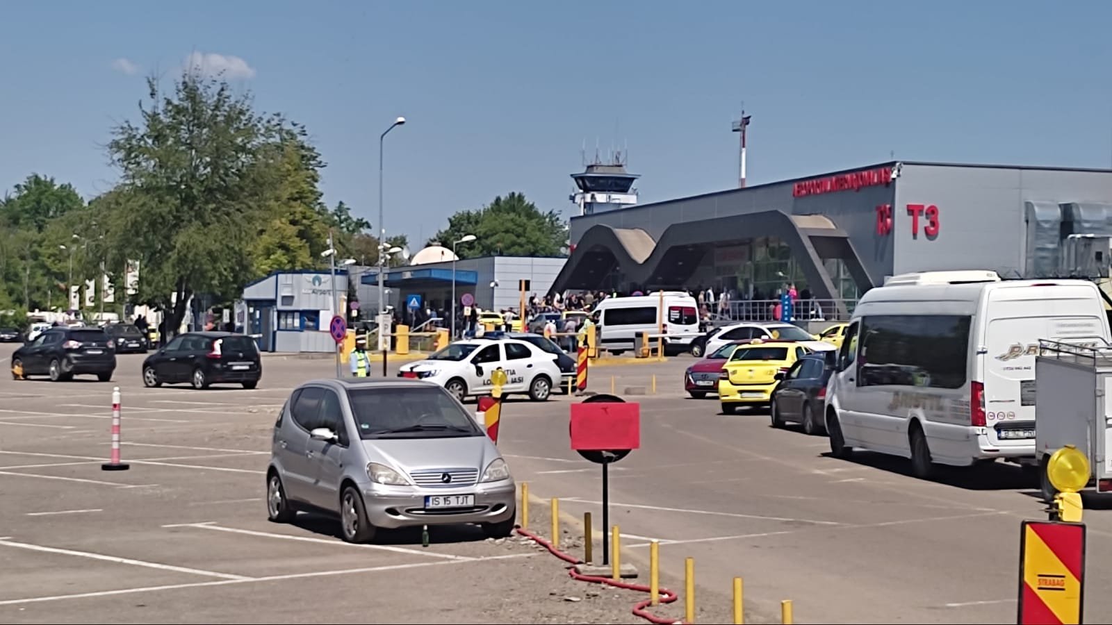  “Cod roşu” la Aeroportul Iaşi: Aglomeraţie, cozi de maşini, dar şi parcări goale FOTO/VIDEO