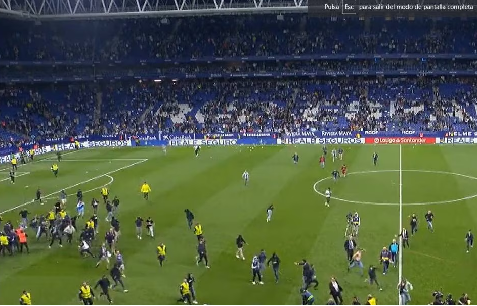  VIDEO Barcelona, campioană. Jucătorii, alungați de pe teren pentru că au încins hora victoriei pe terenul rivalei