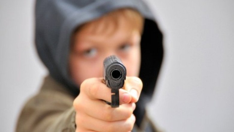  Un elev de 14 ani s-a dus cu un pistol de jucărie la şcoală. Directorul a anunţat incidentul la 112