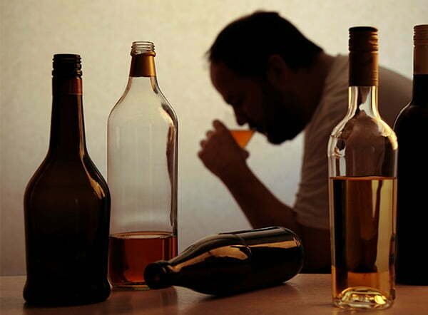  Se umplu saloanele de la Socola cu persoane dependente de alcool: 30% mai multe cazuri faţă de 2019