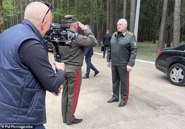  Televiziunea din Belarus publică imagini cu Lukaşenko la o bază militară