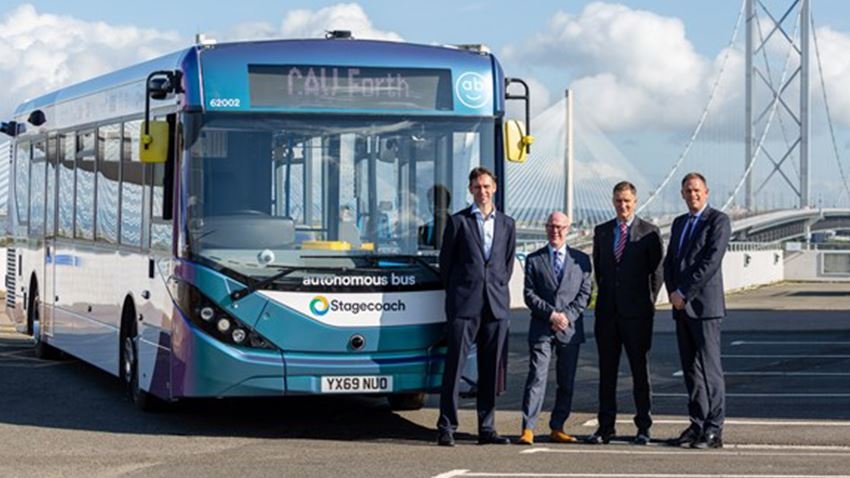  Marea Britanie a înfiinţat primul său serviciul de transport cu un autobuz autonom