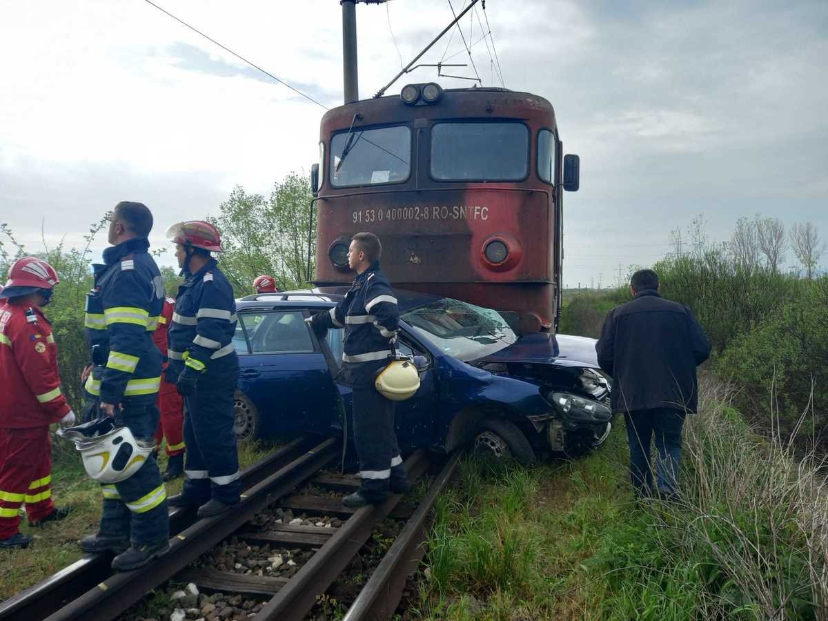  Maşină spulberată de tren: un bărbat a murit pe loc, iar o femeie e grav rănită
